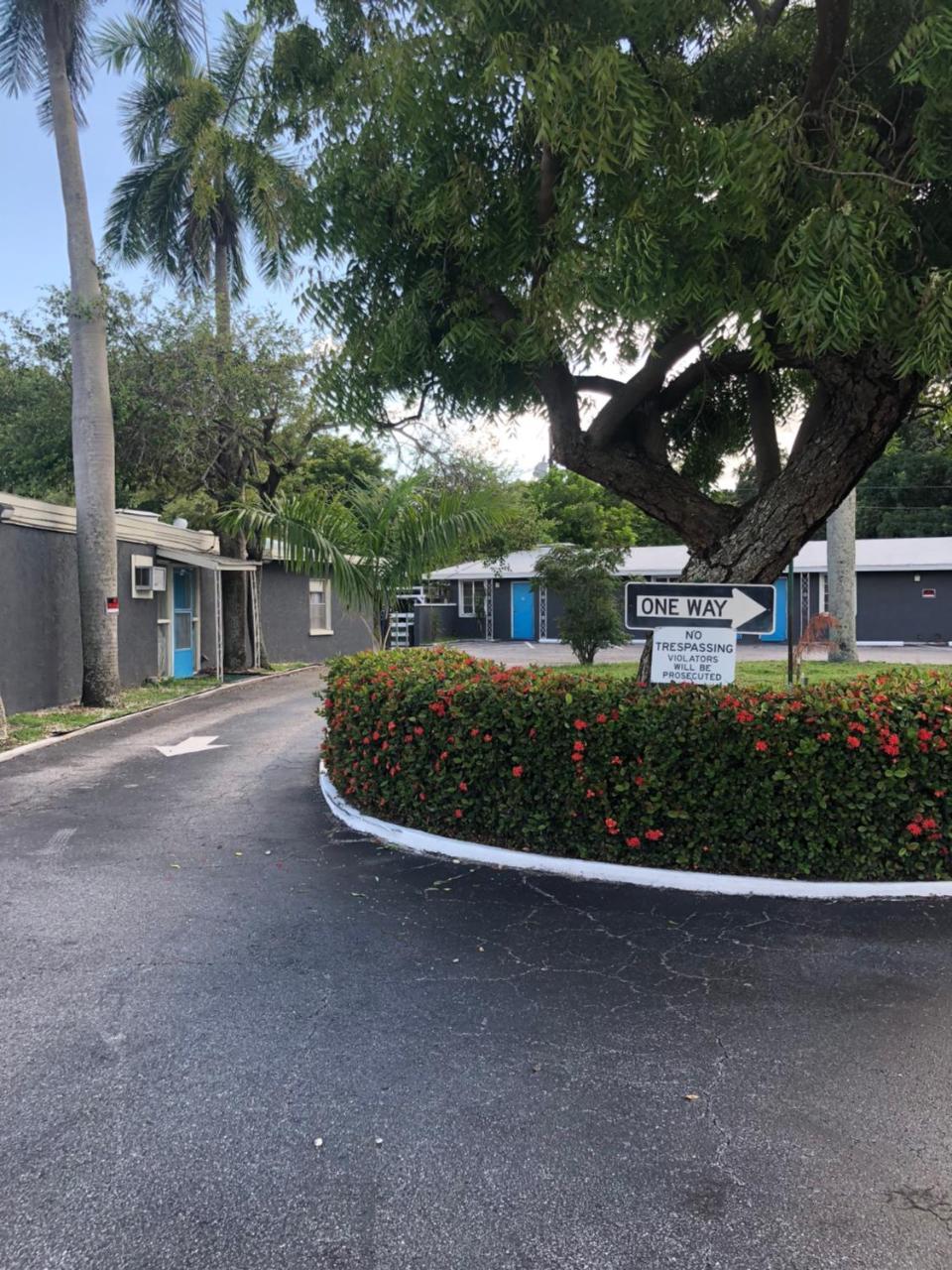 Bay Breeze Inn Bradenton Downtown Exterior photo